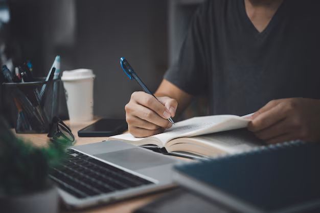 Семья планирует бюджет за столом